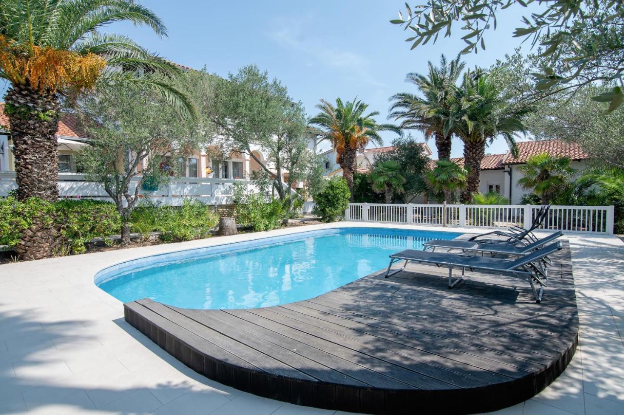 Beach Boy & Pool Girl Apartments Vir Ngoại thất bức ảnh