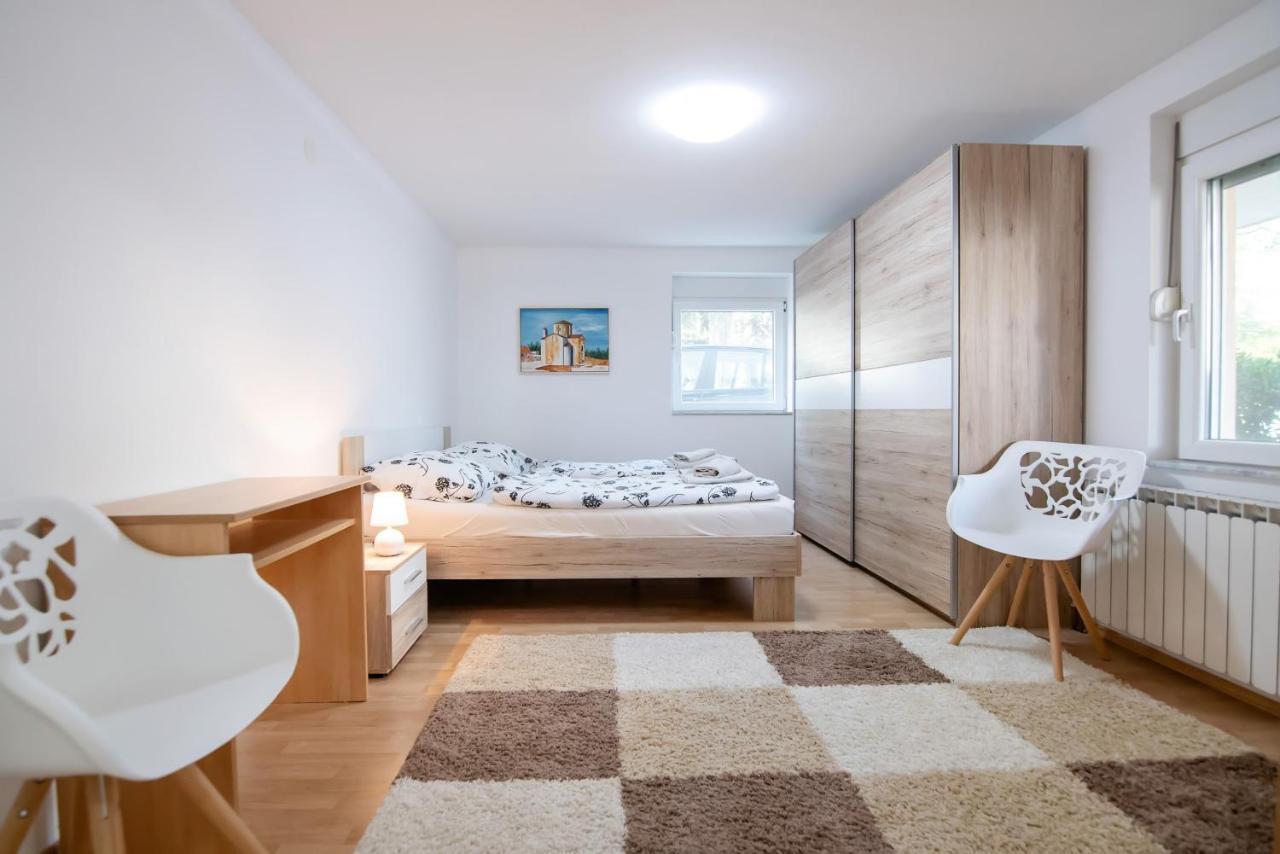 Beach Boy & Pool Girl Apartments Vir Phòng bức ảnh